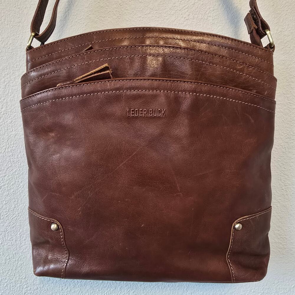 Leder Buck All leather crossbody with 4 pockets in Nutmeg brown